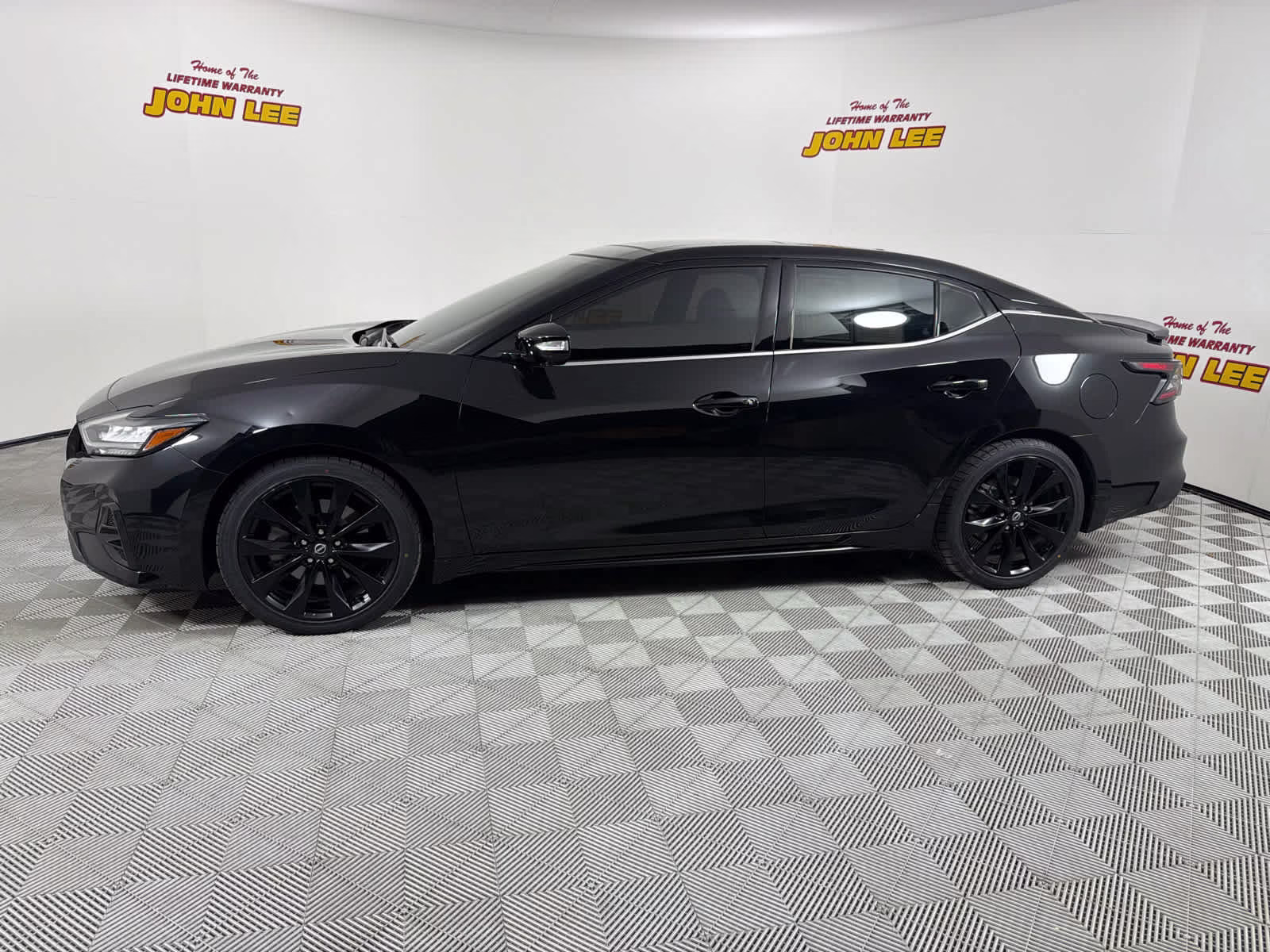2023 Super Black Nissan Maxima SR FWD Sedan