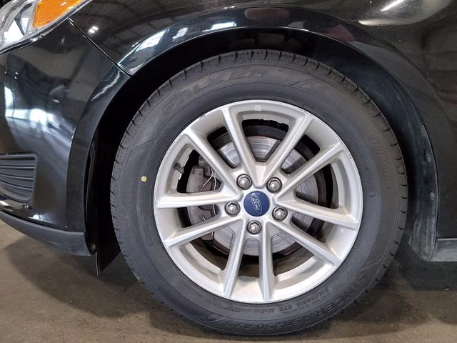 2015 Tuxedo Black Ford Focus SE FWD Sedan