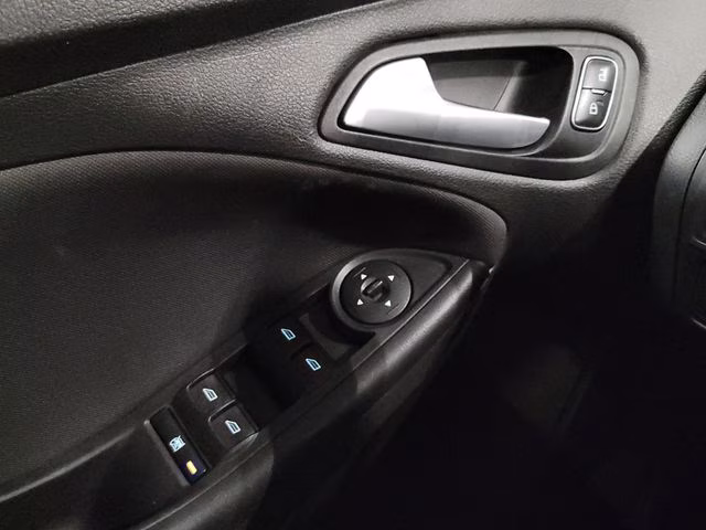 2015 Tuxedo Black Ford Focus SE FWD Sedan