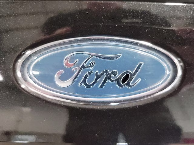 2015 Tuxedo Black Ford Focus SE FWD Sedan