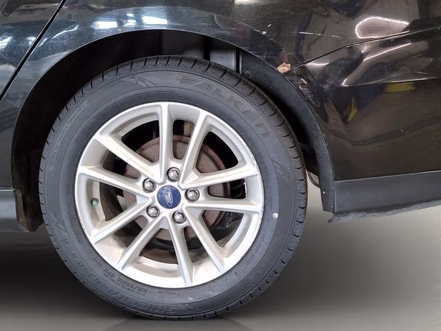2015 Tuxedo Black Ford Focus SE FWD Sedan