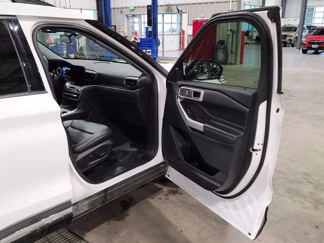 2020 Star White Metallic Tri-Coat Ford Explorer XLT 4X4 SUV