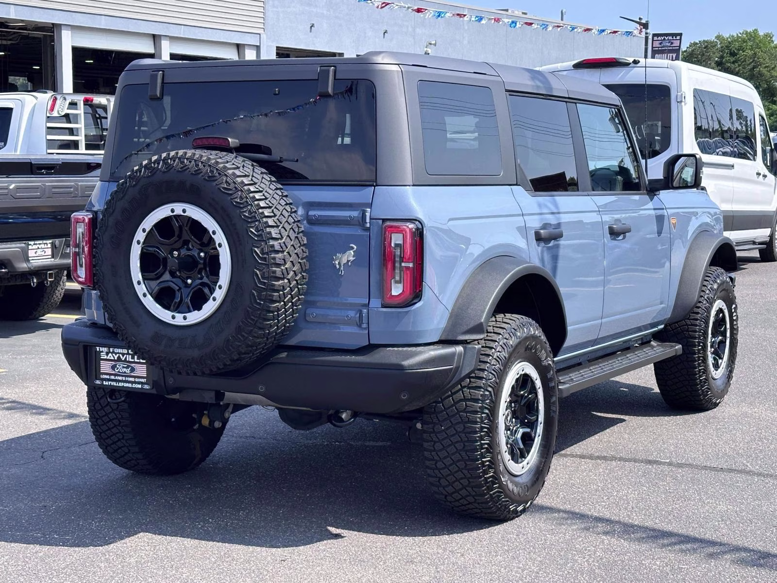2024 Azure Gray Metallic Tri-Coat Ford Bronco Badlands 4 Door Advanced 4x4 4X4 SUV