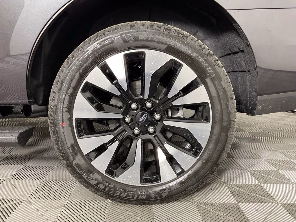 2027 Gray Metallic Ford Expedition Platinum 4X4 SUV