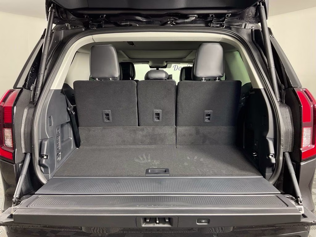 2027 Gray Metallic Ford Expedition Platinum 4X4 SUV
