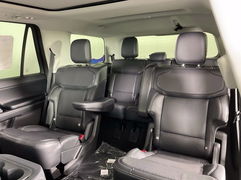 2027 Gray Metallic Ford Expedition Platinum 4X4 SUV