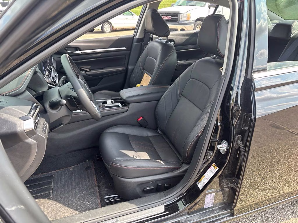 2025 Super Black Nissan Altima 2.5 SR FWD Sedan