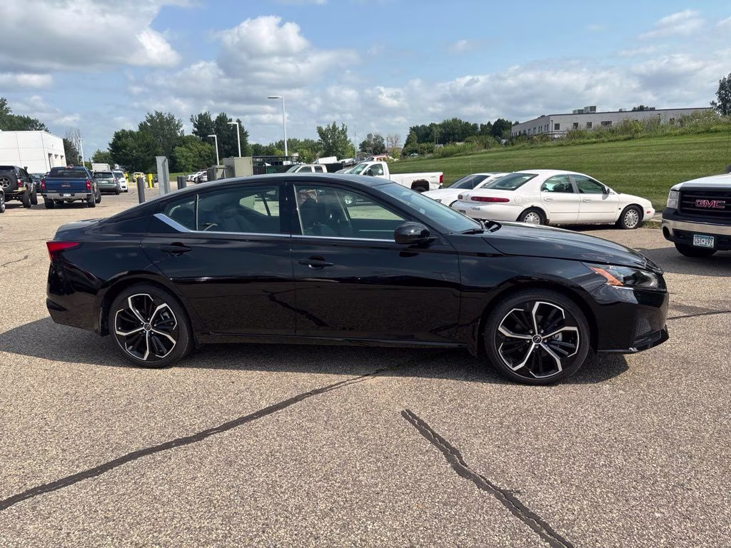 2025 Super Black Nissan Altima 2.5 SR FWD Sedan