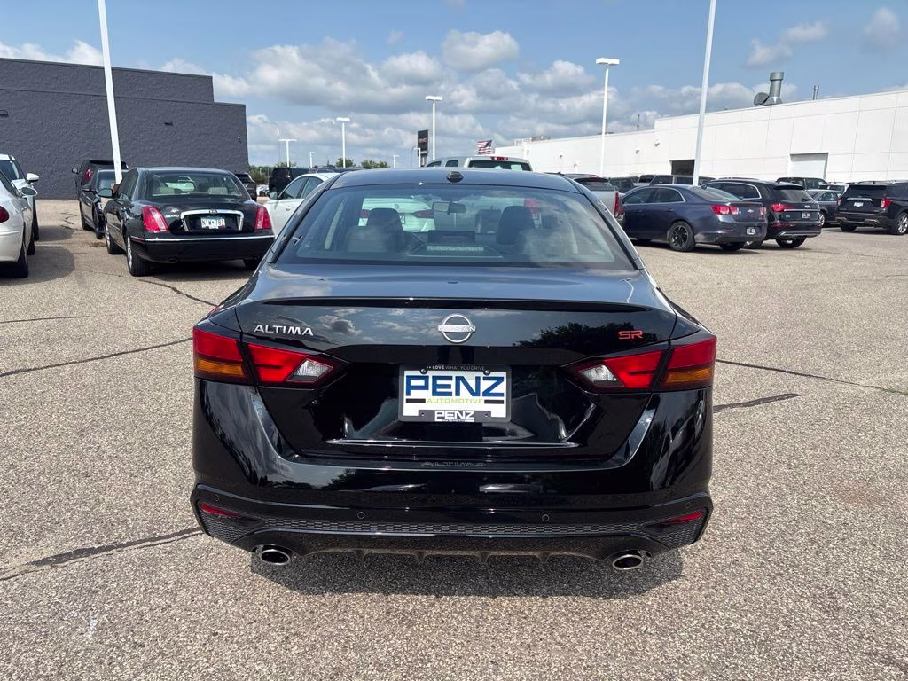 2025 Super Black Nissan Altima 2.5 SR FWD Sedan