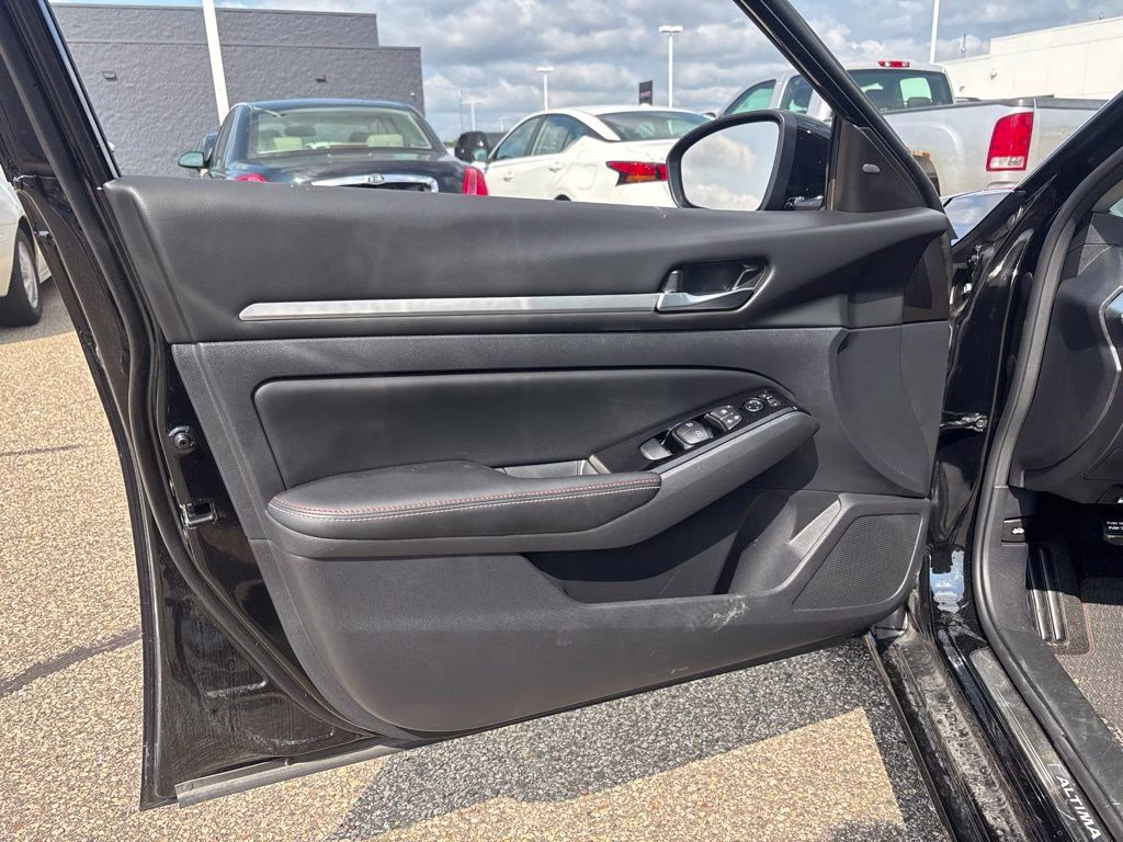 2025 Super Black Nissan Altima 2.5 SR FWD Sedan