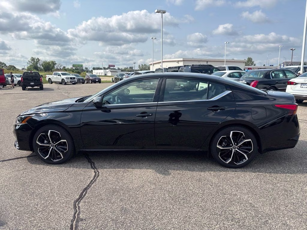 2025 Super Black Nissan Altima 2.5 SR FWD Sedan