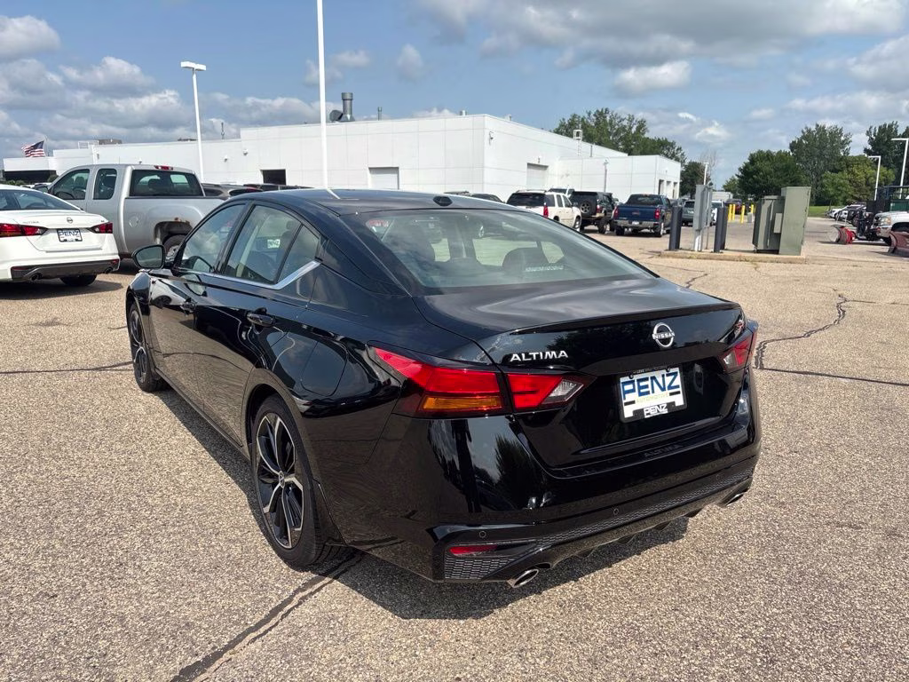 2025 Super Black Nissan Altima 2.5 SR FWD Sedan