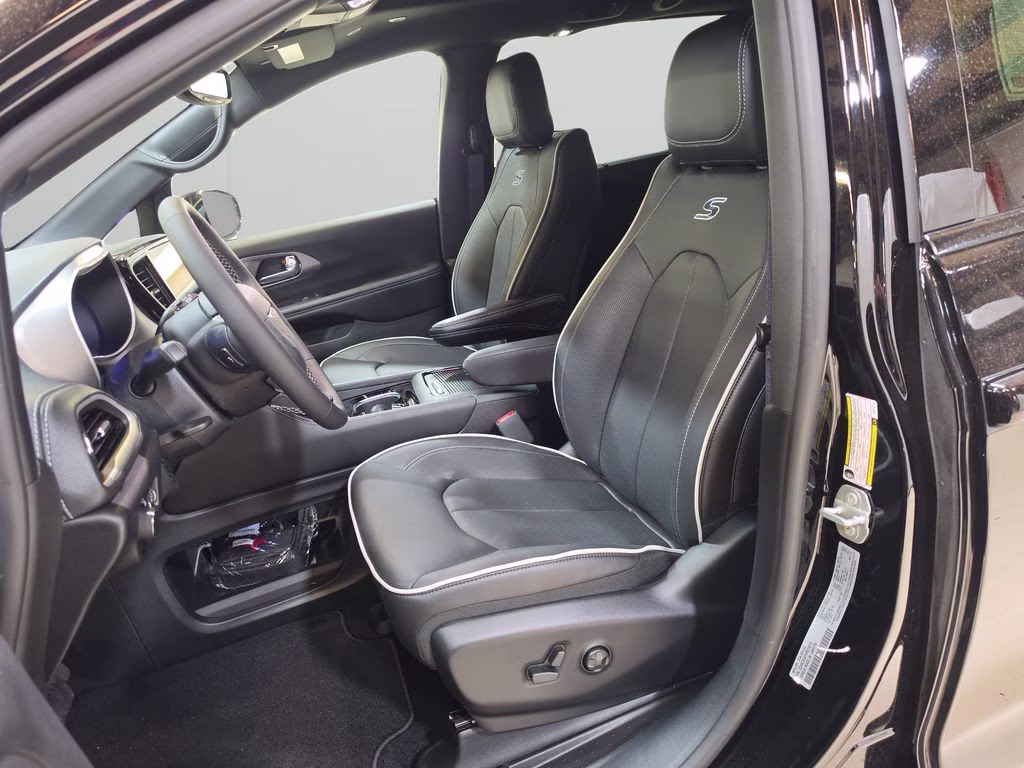 2027 Diamond Black Crystal Pearlcoat Chrysler Pacifica Limited AWD Van
