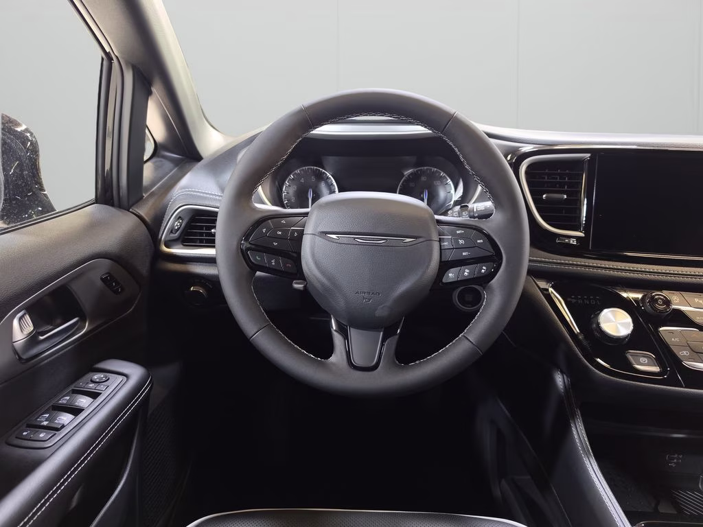 2027 Diamond Black Crystal Pearlcoat Chrysler Pacifica Limited AWD Van