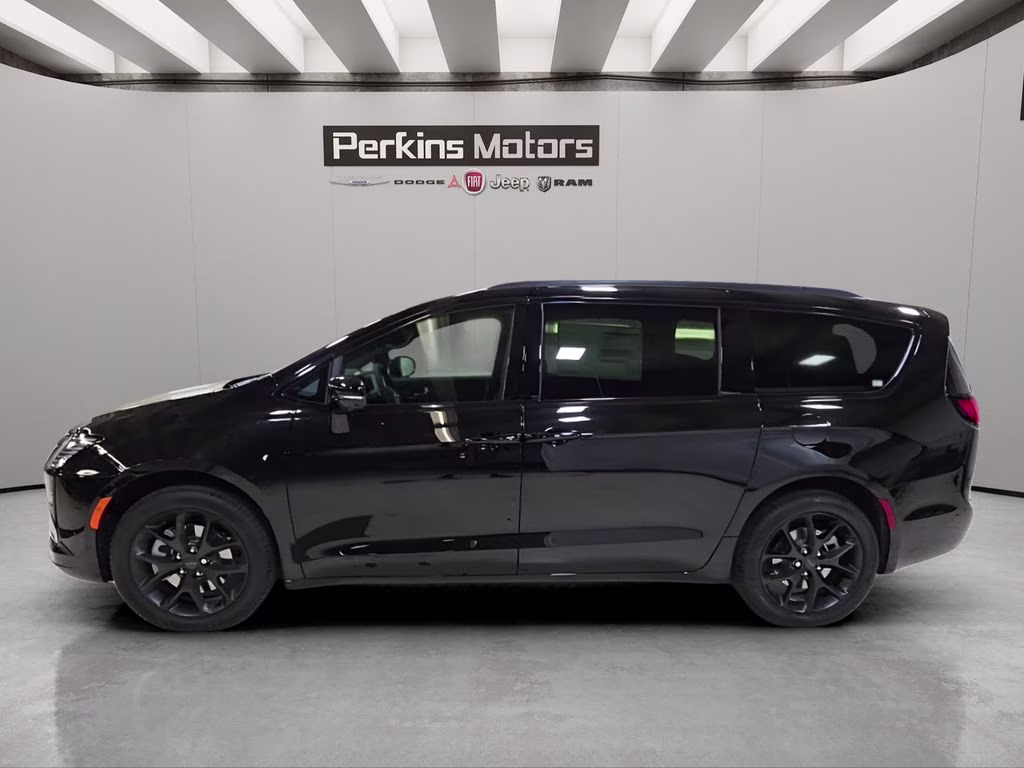 2027 Diamond Black Crystal Pearlcoat Chrysler Pacifica Limited AWD Van