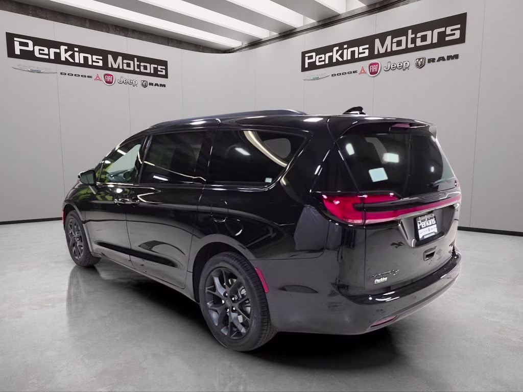 2027 Diamond Black Crystal Pearlcoat Chrysler Pacifica Limited AWD Van