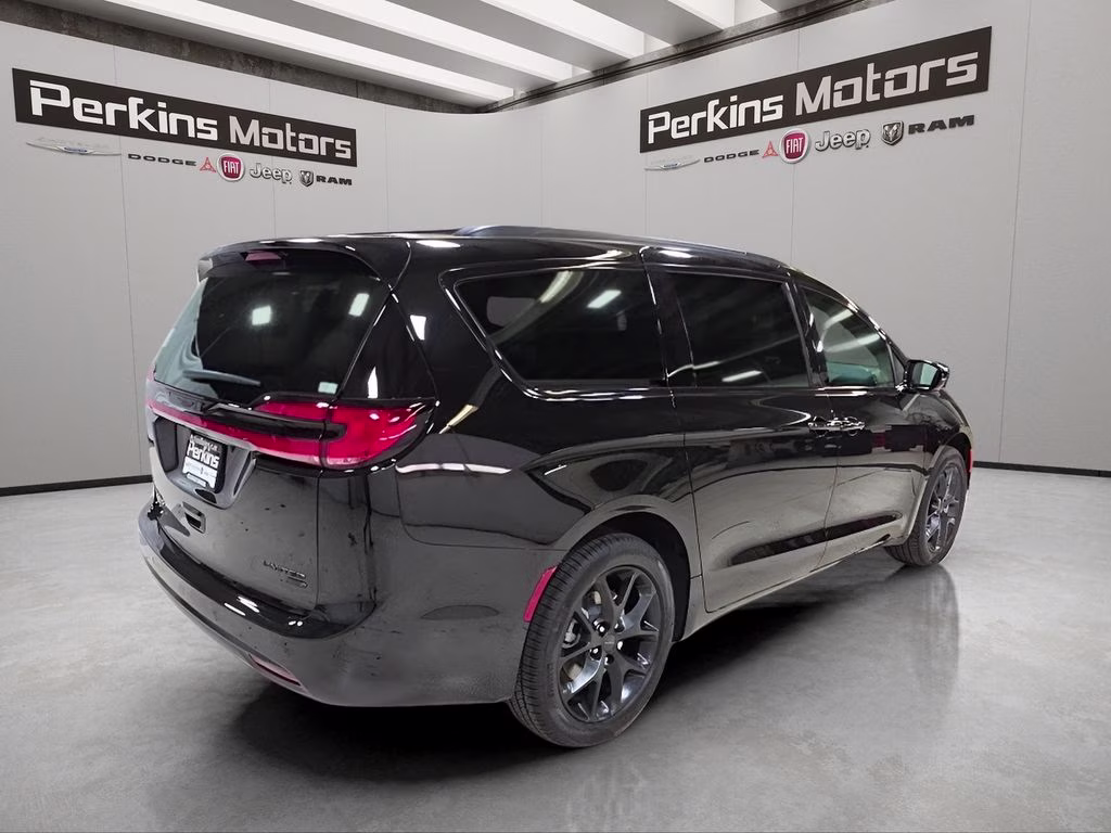 2027 Diamond Black Crystal Pearlcoat Chrysler Pacifica Limited AWD Van