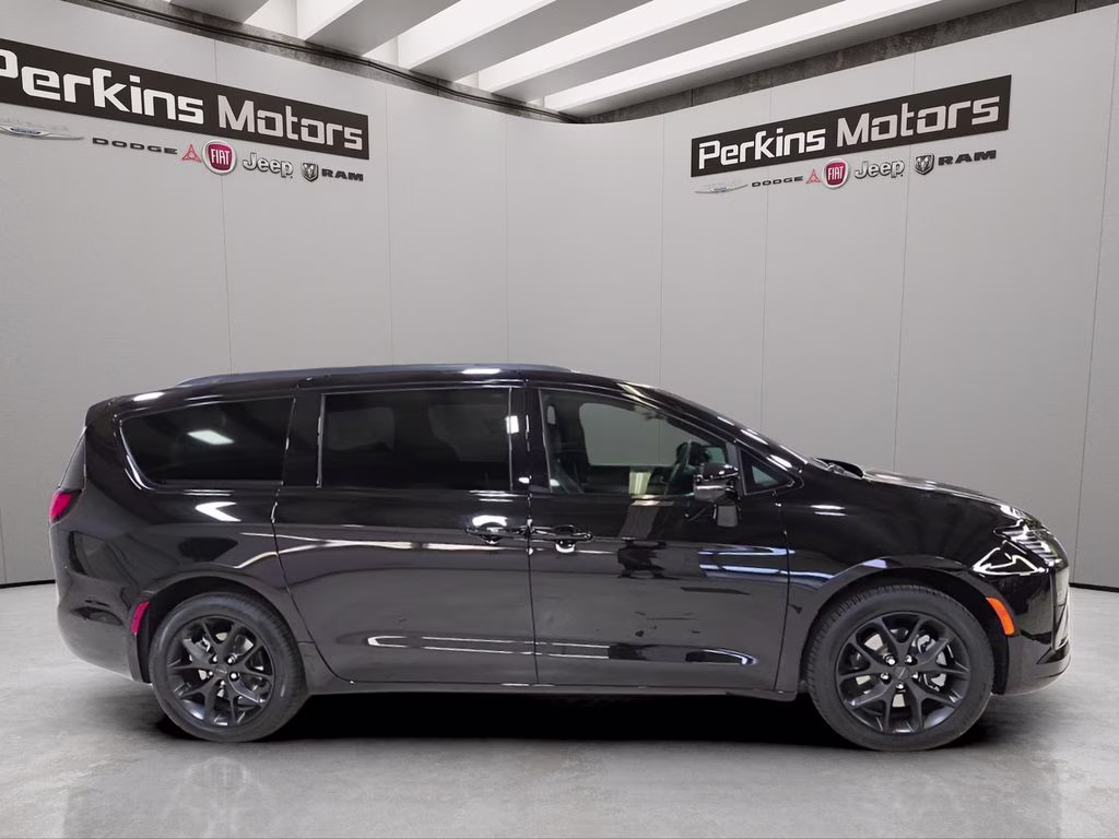 2027 Diamond Black Crystal Pearlcoat Chrysler Pacifica Limited AWD Van