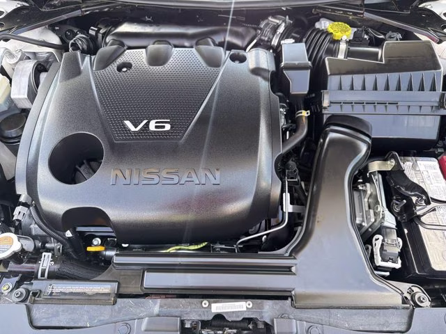 2023 Pearl White Tricoat Nissan Maxima SR FWD Sedan