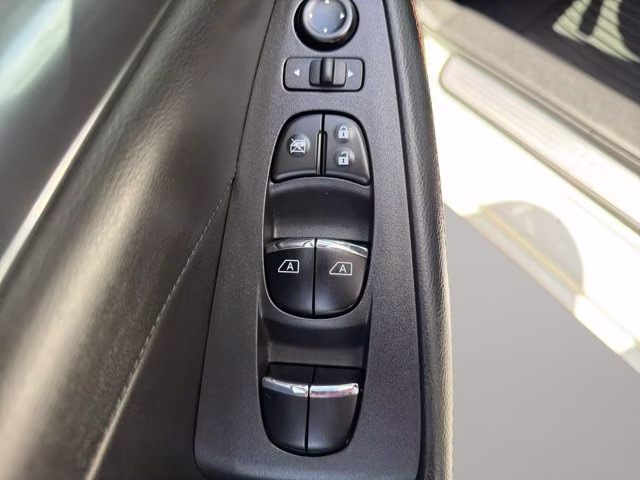 2023 Pearl White Tricoat Nissan Maxima SR FWD Sedan