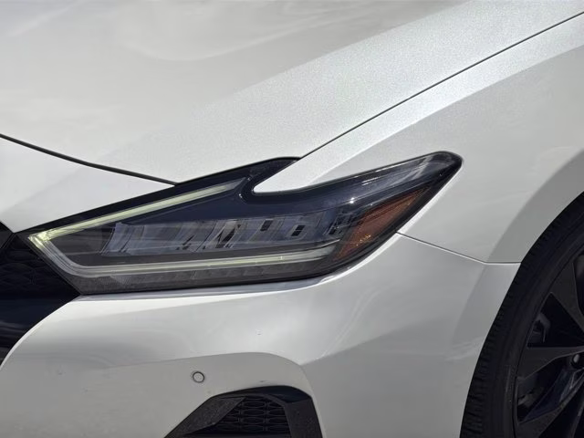 2023 Pearl White Tricoat Nissan Maxima SR FWD Sedan