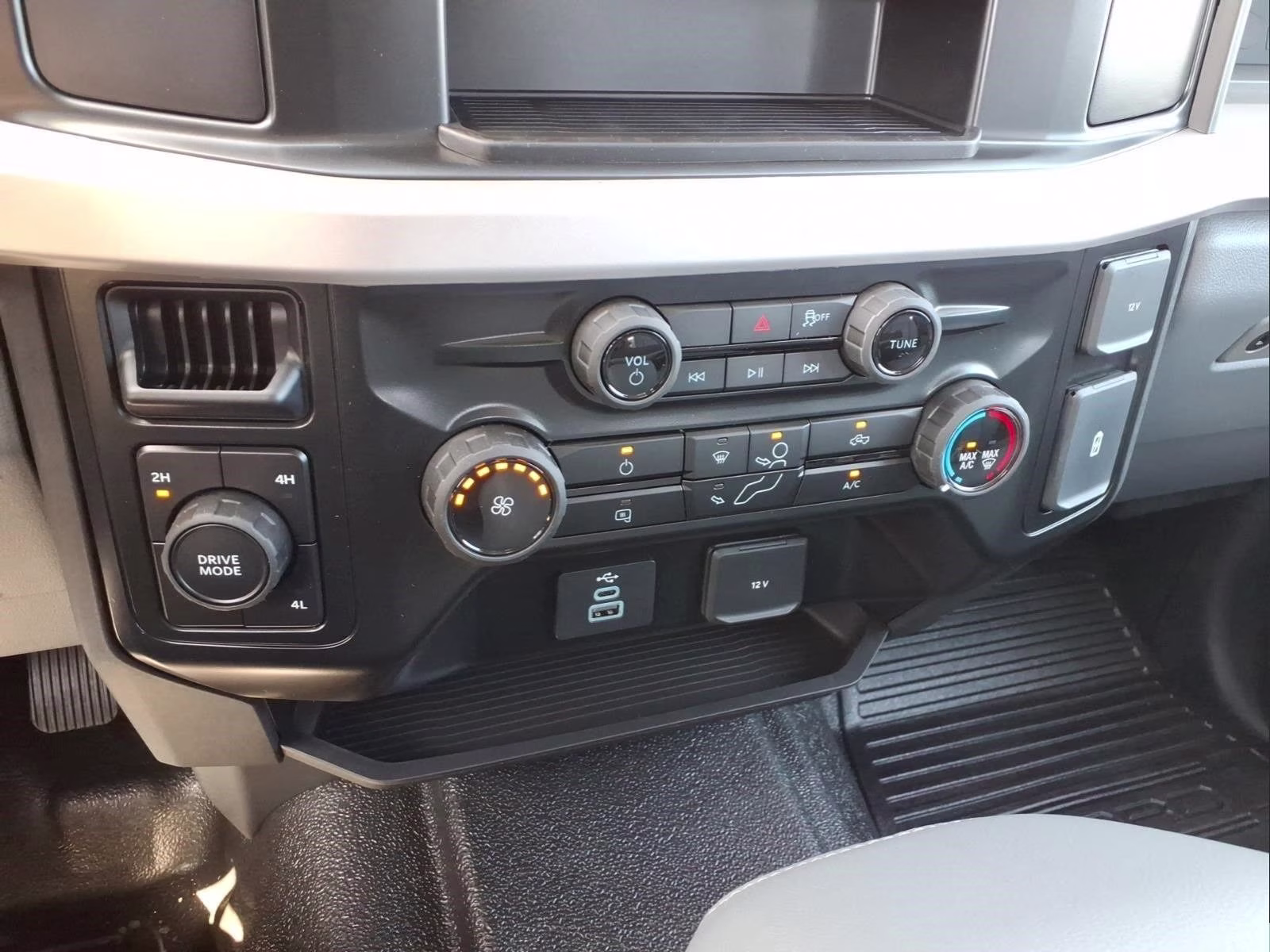 2026 Oxford White Ford Super Duty F-350 DRW XL 4X4 Chassis