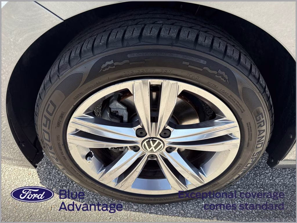 2022 Platinum Gray Metallic Volkswagen Jetta 1.5T SE FWD Sedan