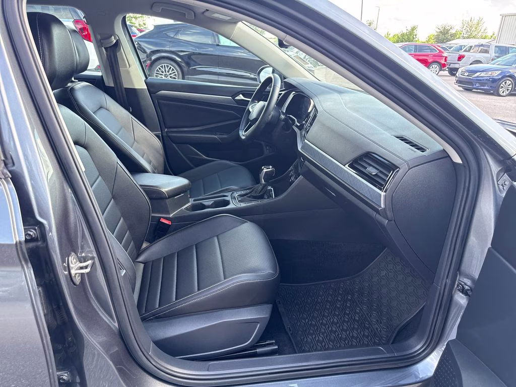 2022 Platinum Gray Metallic Volkswagen Jetta 1.5T SE FWD Sedan