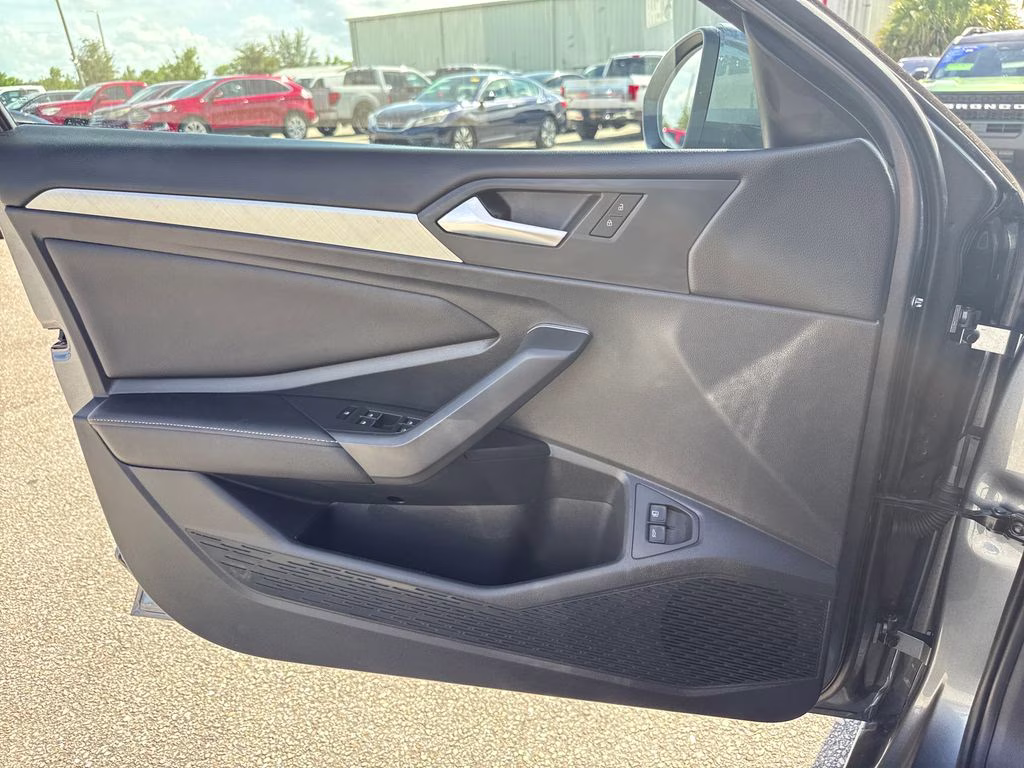 2022 Platinum Gray Metallic Volkswagen Jetta 1.5T SE FWD Sedan
