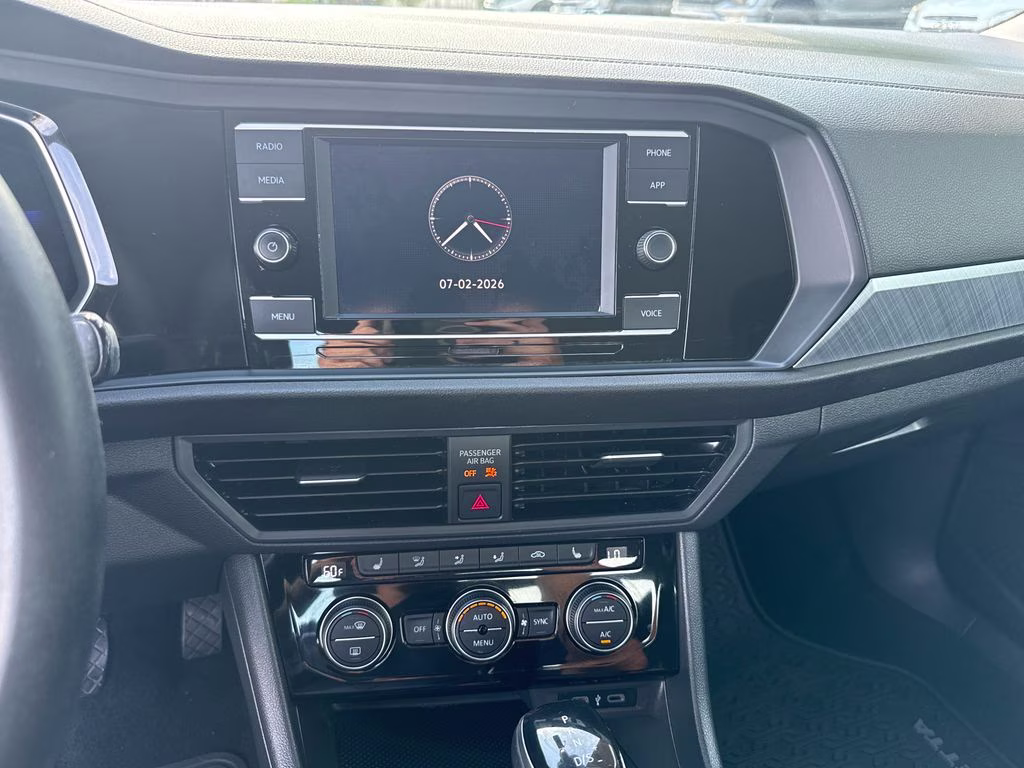 2022 Platinum Gray Metallic Volkswagen Jetta 1.5T SE FWD Sedan