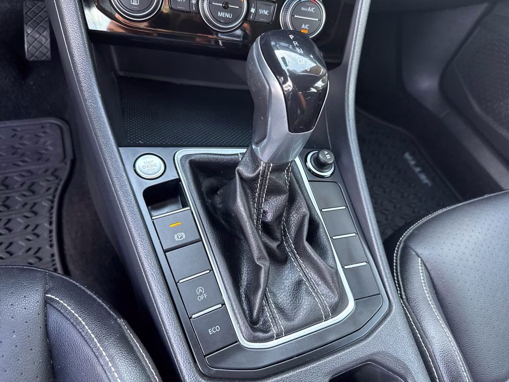 2022 Platinum Gray Metallic Volkswagen Jetta 1.5T SE FWD Sedan