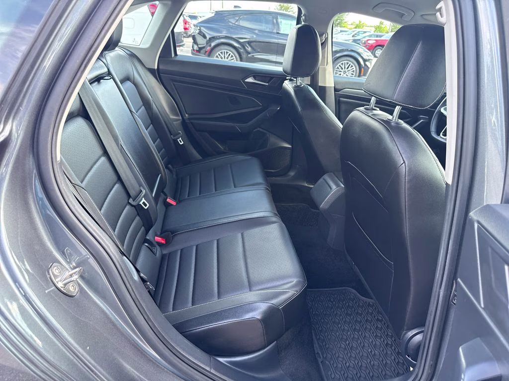 2022 Platinum Gray Metallic Volkswagen Jetta 1.5T SE FWD Sedan