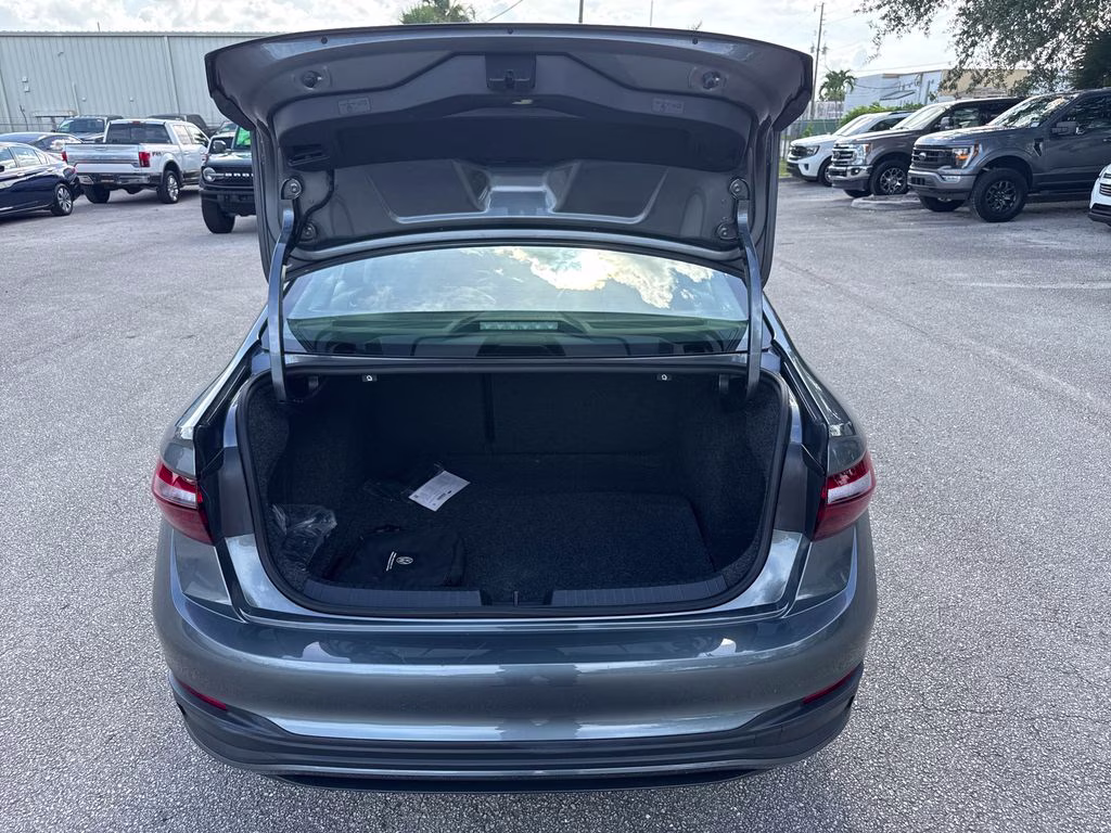 2022 Platinum Gray Metallic Volkswagen Jetta 1.5T SE FWD Sedan