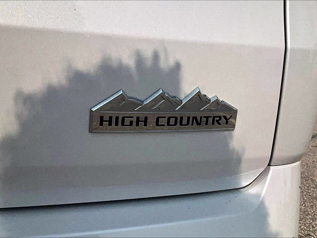 2021 Iridescent Pearl Tricoat Chevrolet Traverse High Country AWD SUV