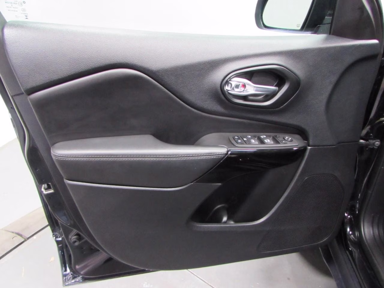 2023 Diamond Black Crystal Pearlcoat Jeep Cherokee 4WD Altitude Lux 4X4 SUV