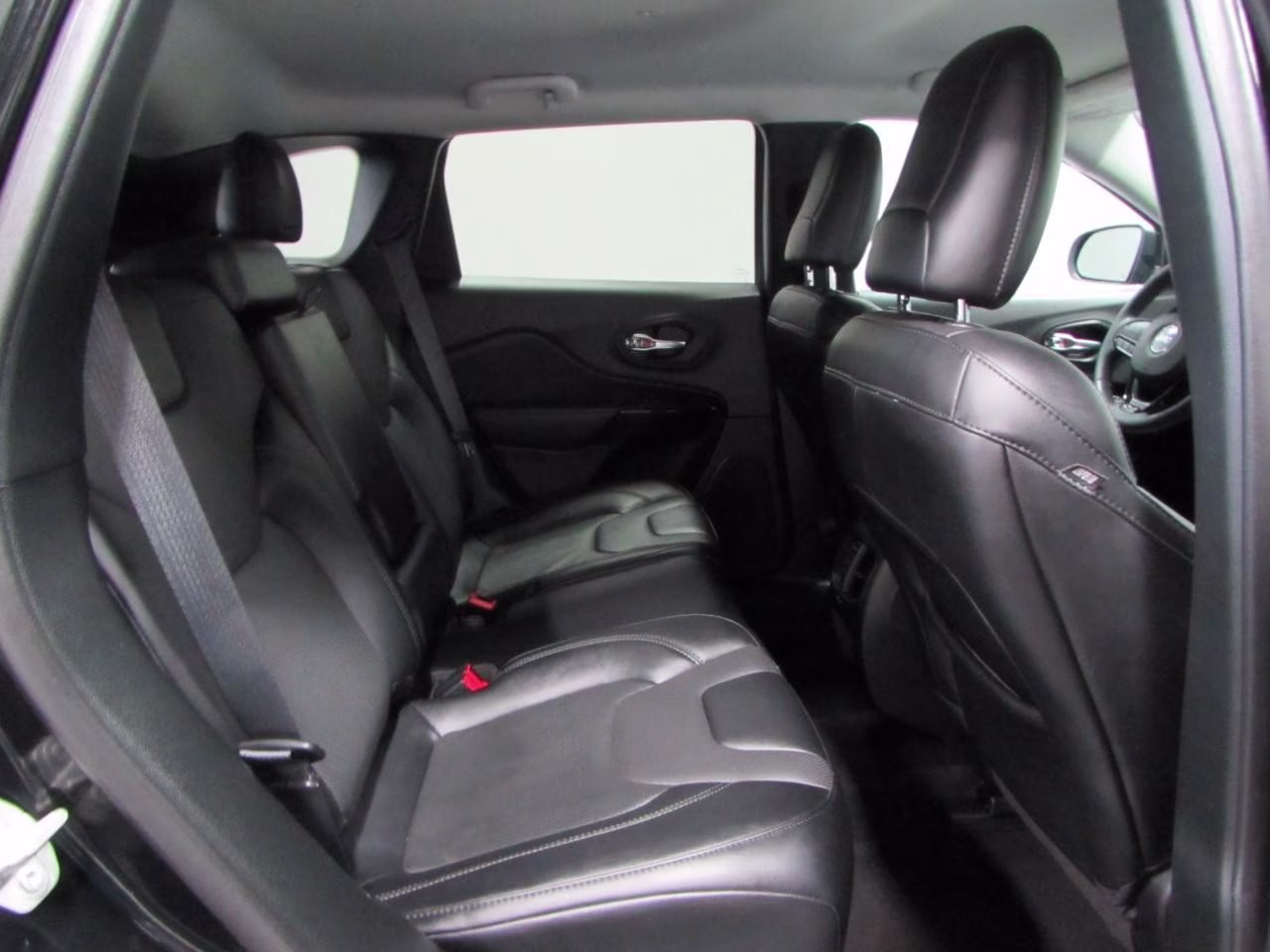2023 Diamond Black Crystal Pearlcoat Jeep Cherokee 4WD Altitude Lux 4X4 SUV