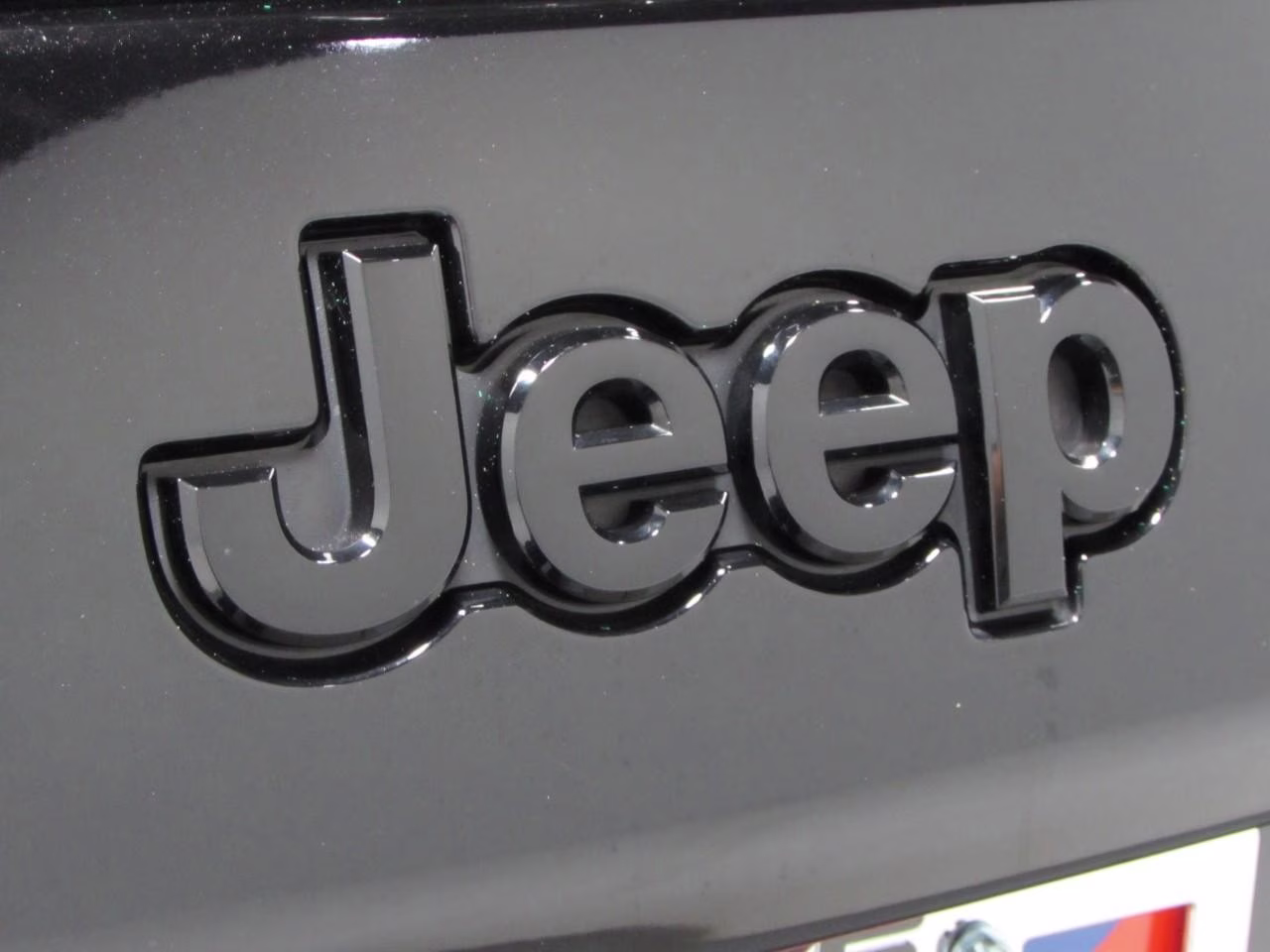 2023 Diamond Black Crystal Pearlcoat Jeep Cherokee 4WD Altitude Lux 4X4 SUV