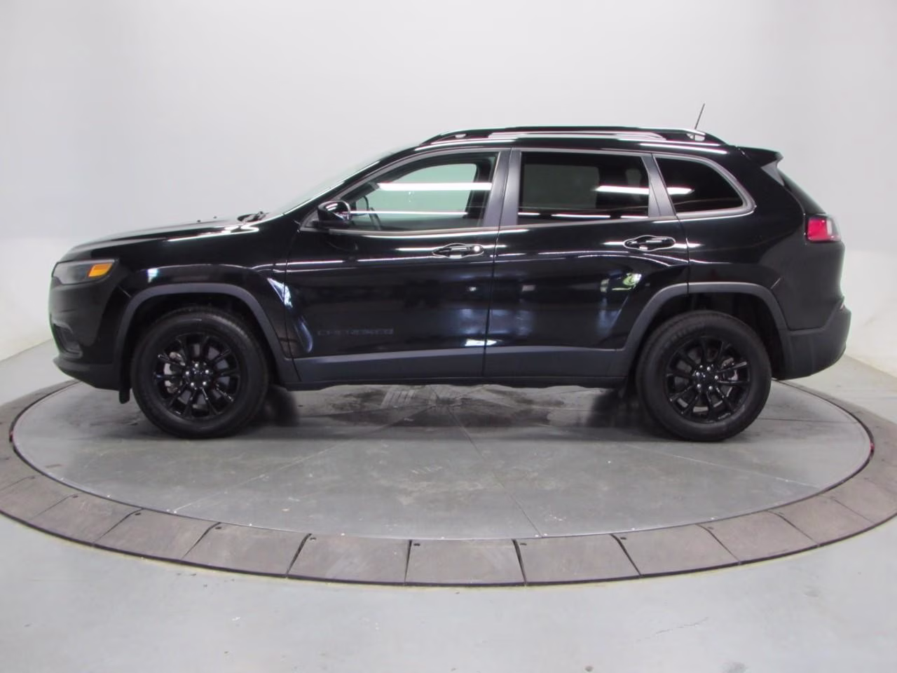 2023 Diamond Black Crystal Pearlcoat Jeep Cherokee 4WD Altitude Lux 4X4 SUV