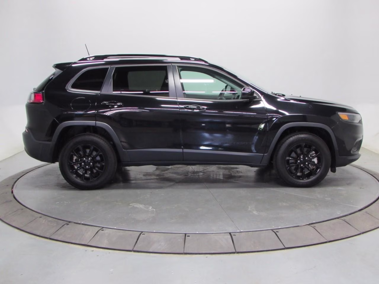 2023 Diamond Black Crystal Pearlcoat Jeep Cherokee 4WD Altitude Lux 4X4 SUV