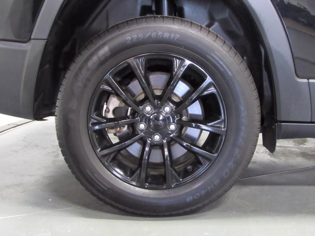 2023 Diamond Black Crystal Pearlcoat Jeep Cherokee 4WD Altitude Lux 4X4 SUV