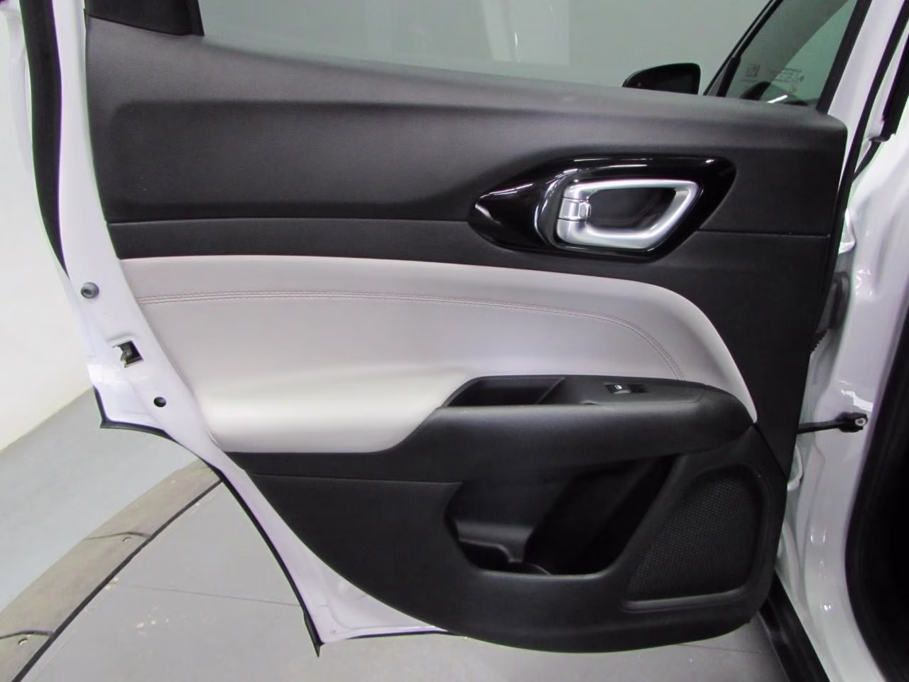 2023 Bright White Clearcoat Jeep Compass Limited 4X4 SUV