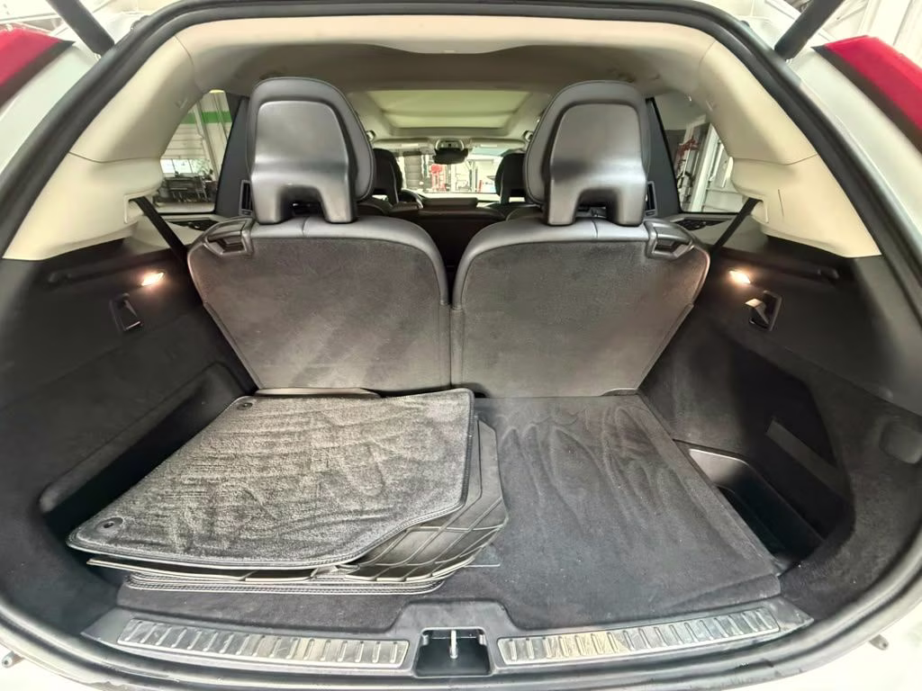 2017 Ice White Volvo XC90 T6 Momentum AWD SUV
