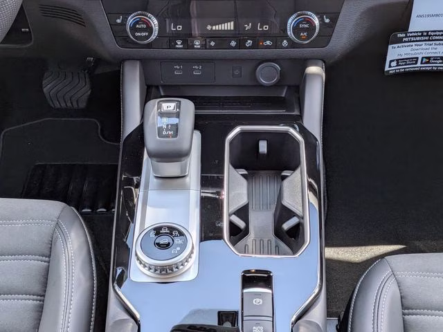 2026 White Diamond Mitsubishi Outlander SE FWD SUV