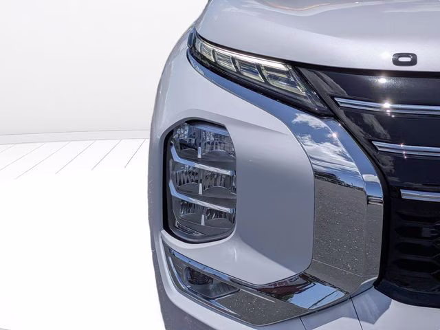 2026 White Diamond Mitsubishi Outlander SE FWD SUV