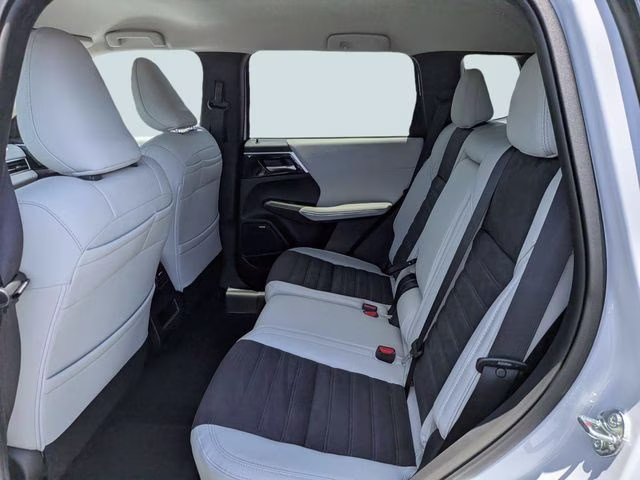2026 White Diamond Mitsubishi Outlander SE FWD SUV