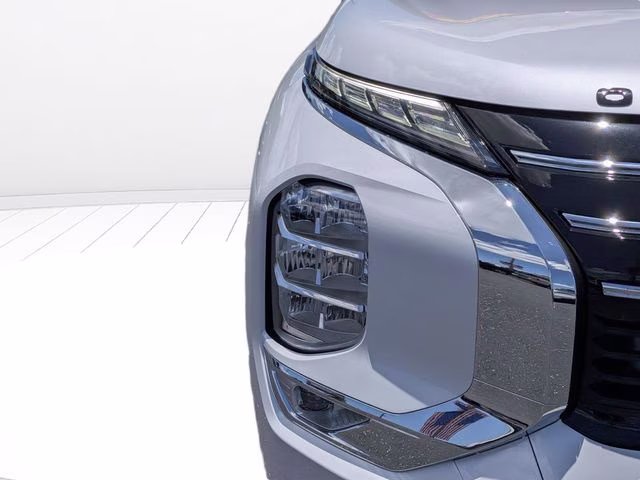 2026 White Diamond Mitsubishi Outlander SE FWD SUV