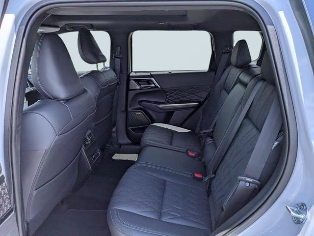 2026 White Diamond/Black Roof Mitsubishi Outlander Black Edition FWD SUV