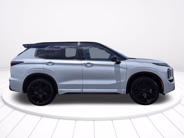 2026 White Diamond/Black Roof Mitsubishi Outlander Black Edition FWD SUV