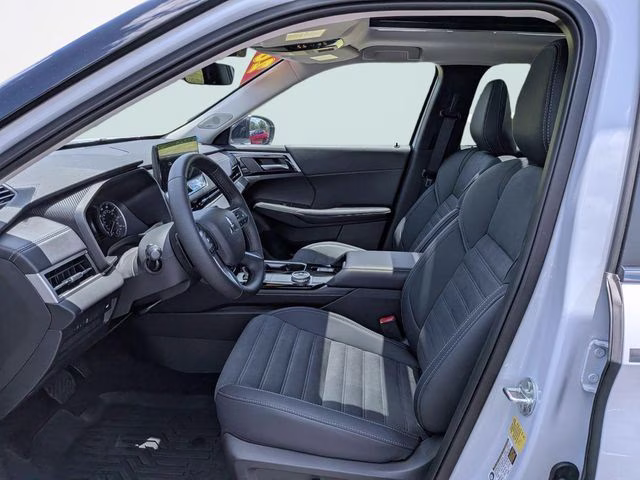 2026 White Diamond/Black Roof Mitsubishi Outlander Trail Edition AWD SUV