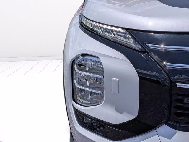 2026 White Diamond/Black Roof Mitsubishi Outlander Trail Edition AWD SUV